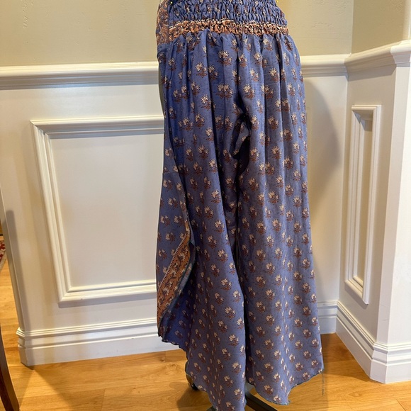 Woman’s Pants - Picture 2 of 7